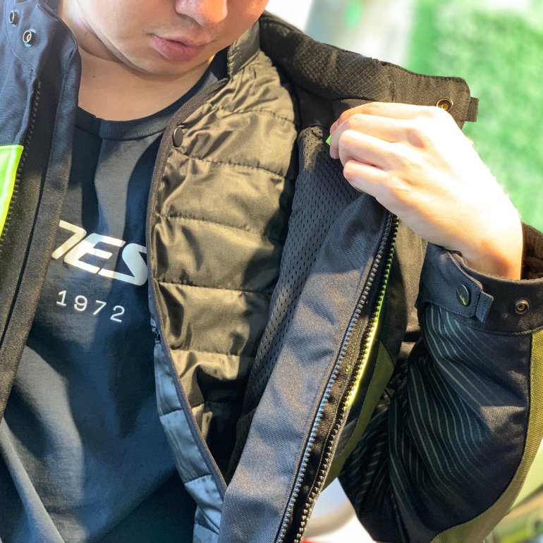 秋冬のライディングにスポーティーなデザインと暖かさを。”SUPER